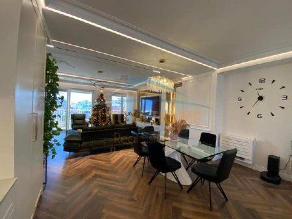 Shitet, Apartament 4+1+3+2Poste Parkimi, Rezidenca "EURO 3D", Tiranë.