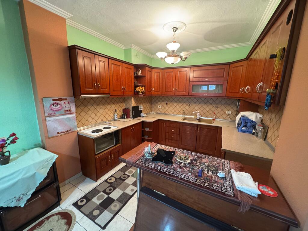 Shitet Apartament 2+1 – Lagjja 10, pranë Drejtorisë së Transportit Rrugor, Korçë