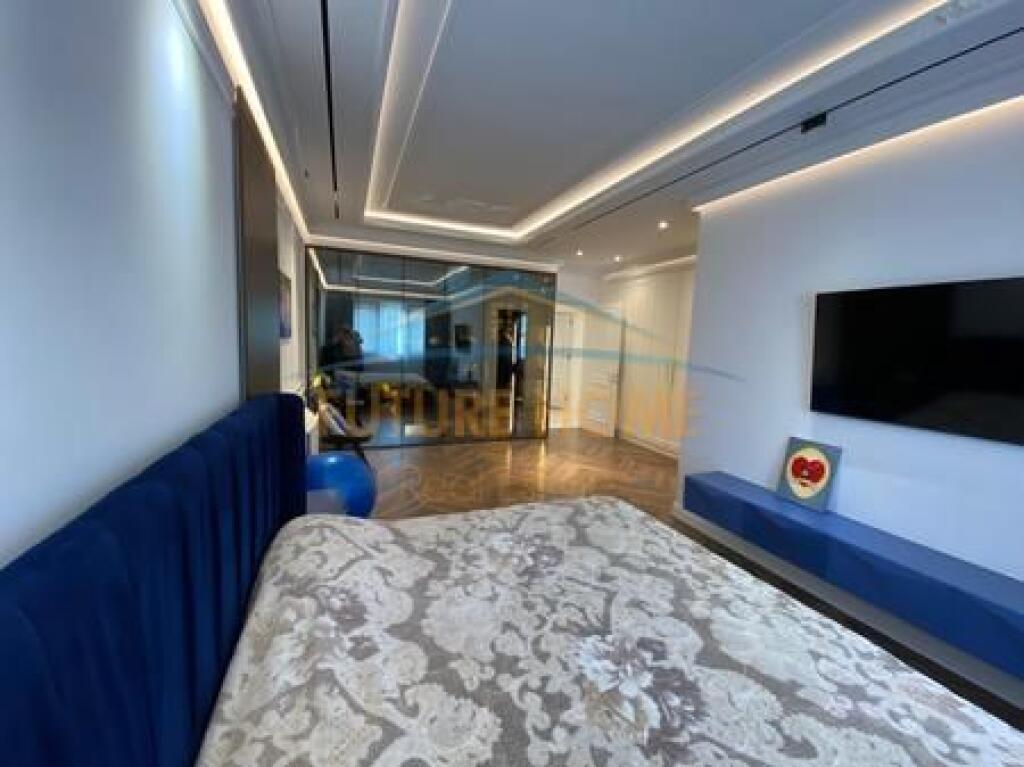 Shitet, Apartament 4+1+3+2Poste Parkimi, Rezidenca "EURO 3D", Tiranë.