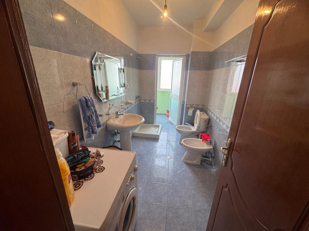 Shitet Apartament 2+1 – Lagjja 10, pranë Drejtorisë së Transportit Rrugor, Korçë