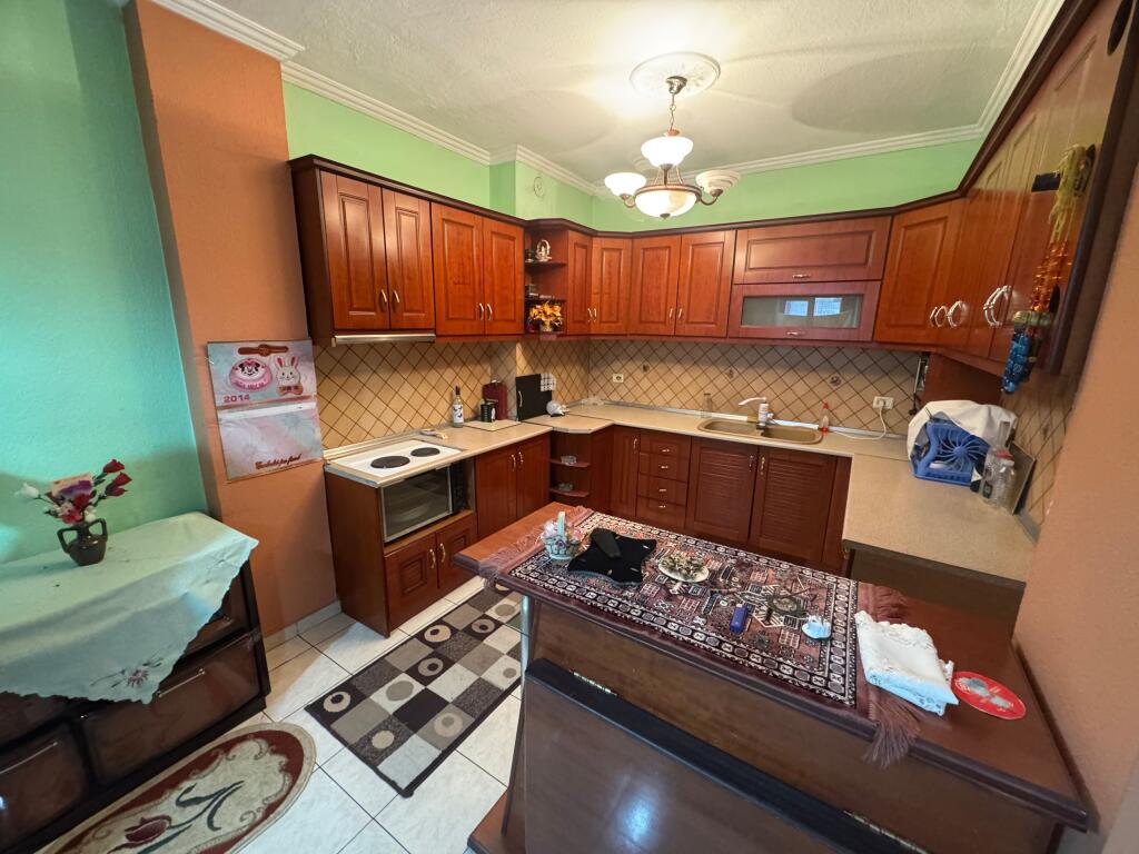 Shitet Apartament 2+1 – Lagjja 10, pranë Drejtorisë së Transportit Rrugor, Korçë