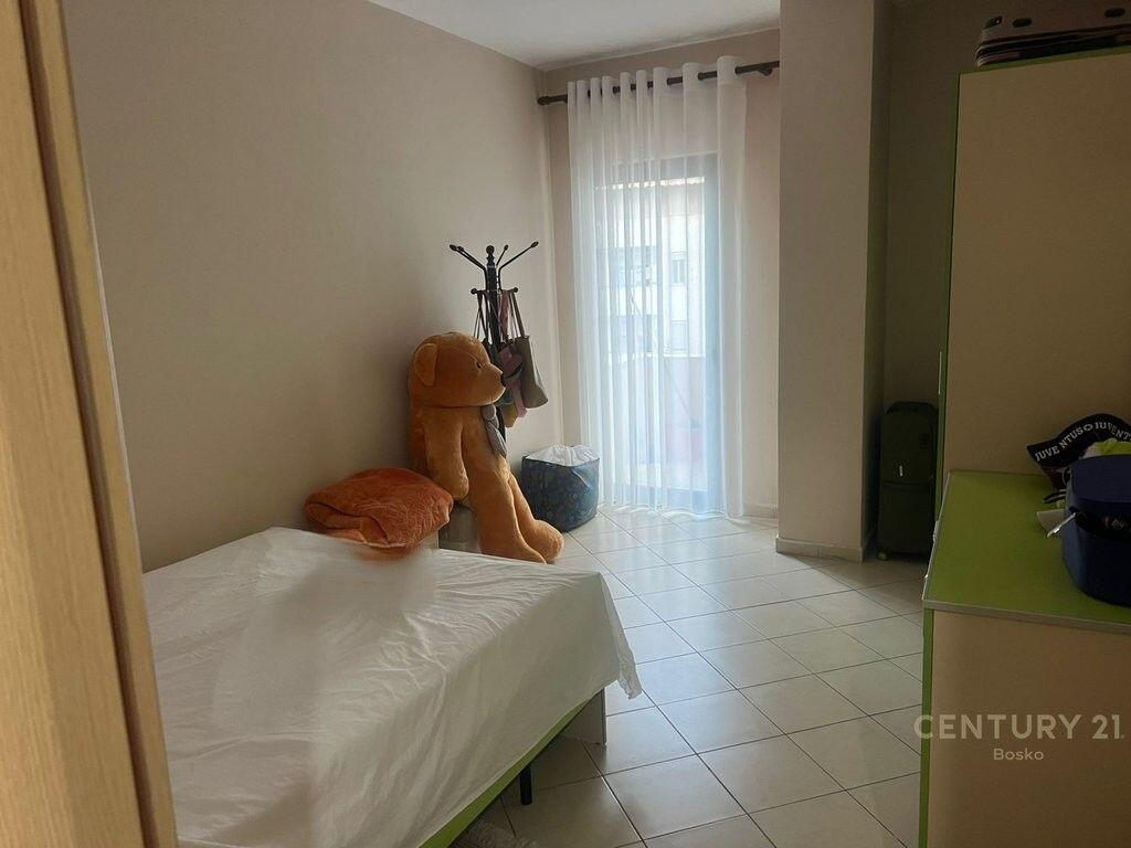 Offriamo un appartamento in vendita vicino ai palazzi Cabej, a Yzberisht