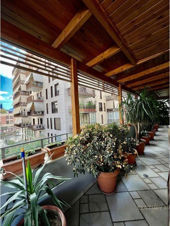 Shitet apartament me verandë tek Garda e Republikës
