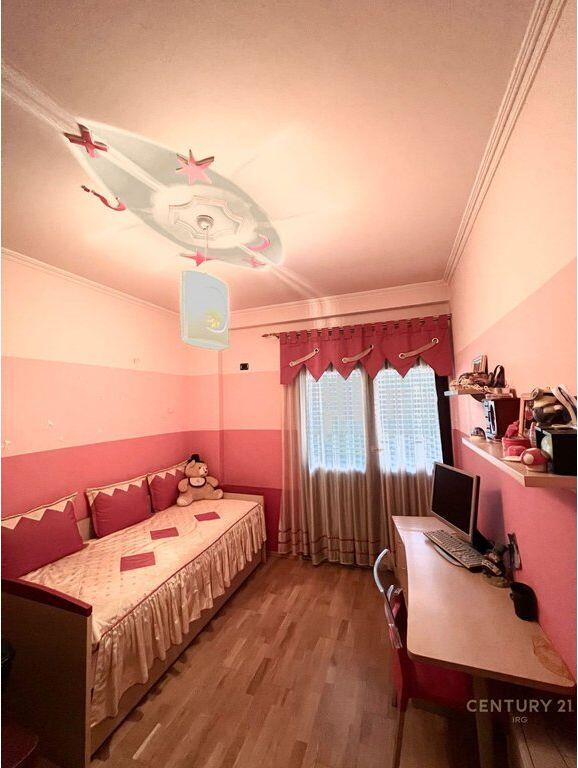 Shitet apartament me verandë tek Garda e Republikës