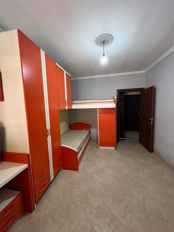 Shitet apartament 2+1 ne Astir prane "Boheme Bar".