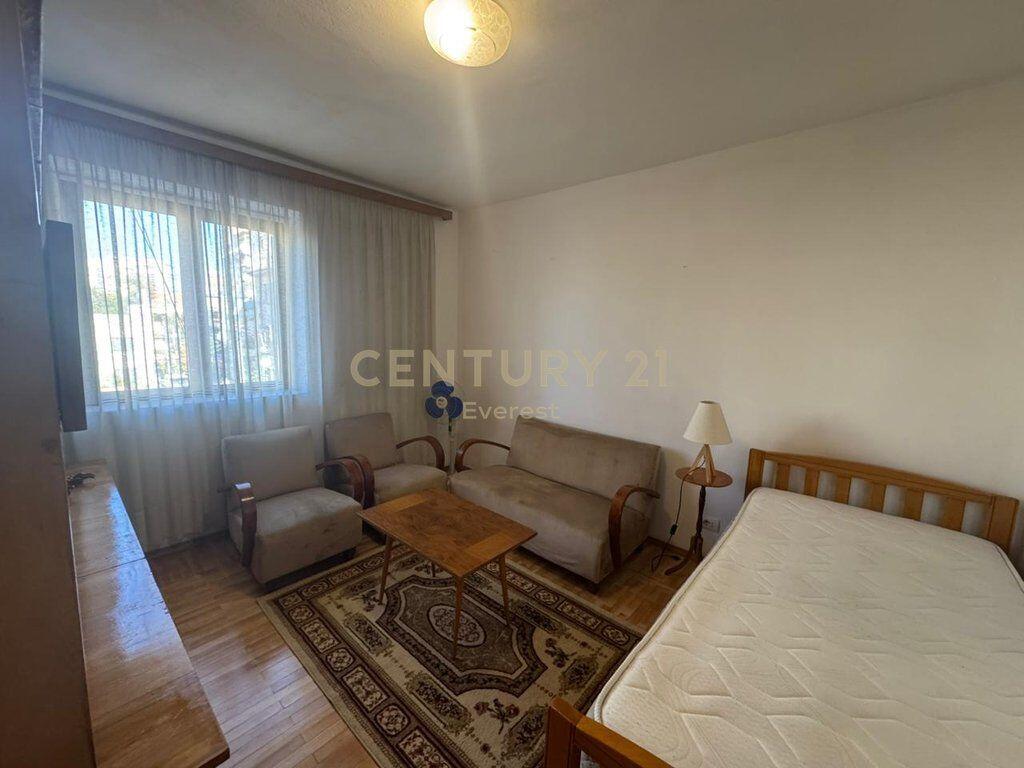 Rruga Fortuzi, Japim Apartamet 3+1 Per Qira