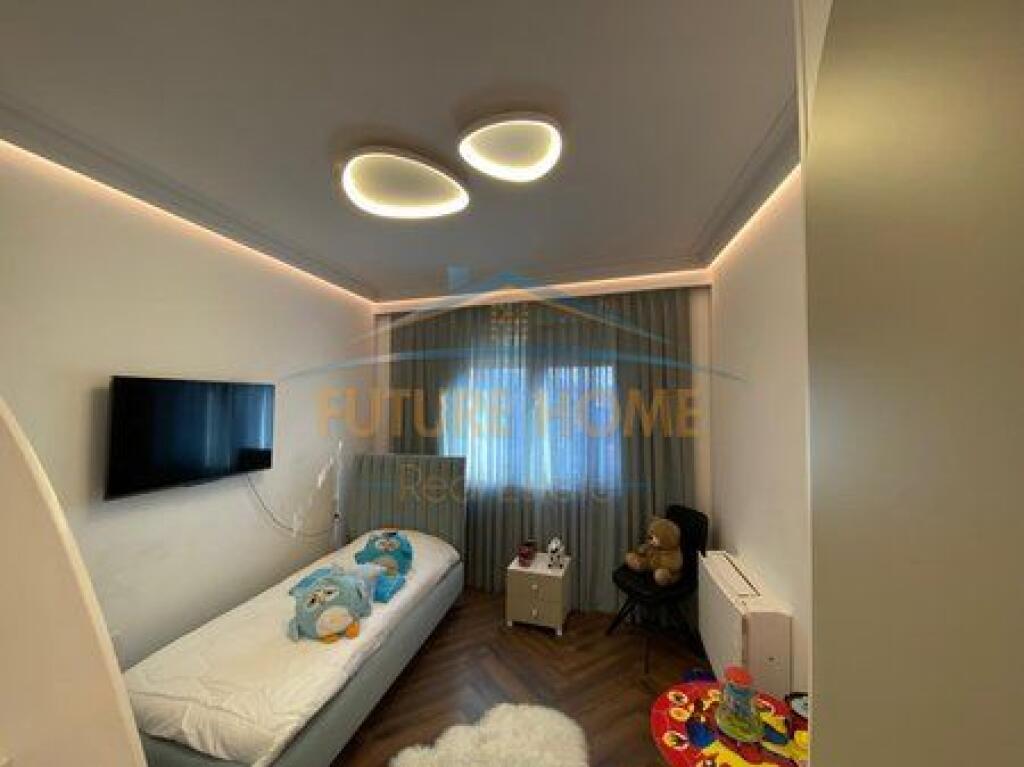 Shitet, Apartament 4+1+3+2Poste Parkimi, Rezidenca "EURO 3D", Tiranë.