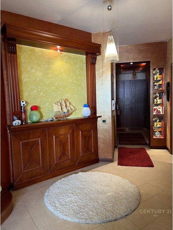 Shitet apartament me verandë tek Garda e Republikës