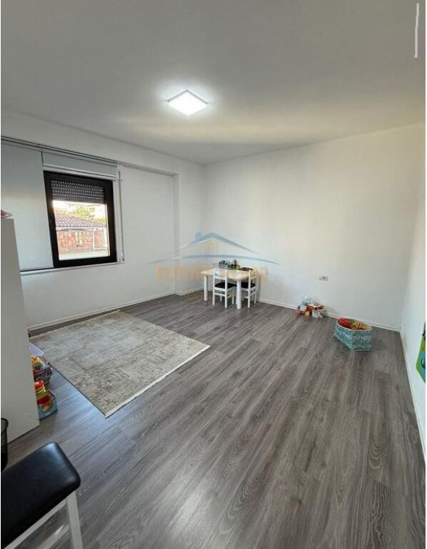 VENDESI APPARTAMENTO 1+1+POSTO AUTO MERCATO NUOVO, VIA QEMAL STAFA