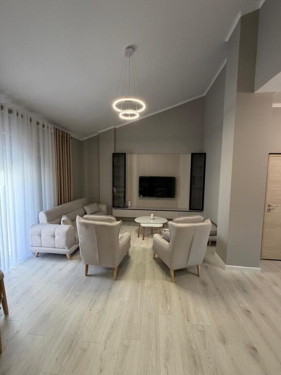 2+1 con veranda, lago secco, 800 euro con parcheggio