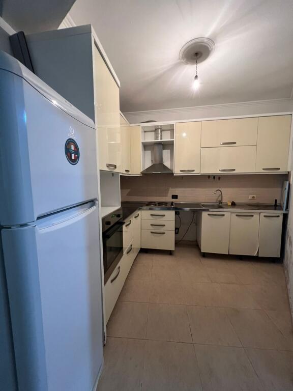 Shitet apartament 2+1 ne Astir prane "Boheme Bar".