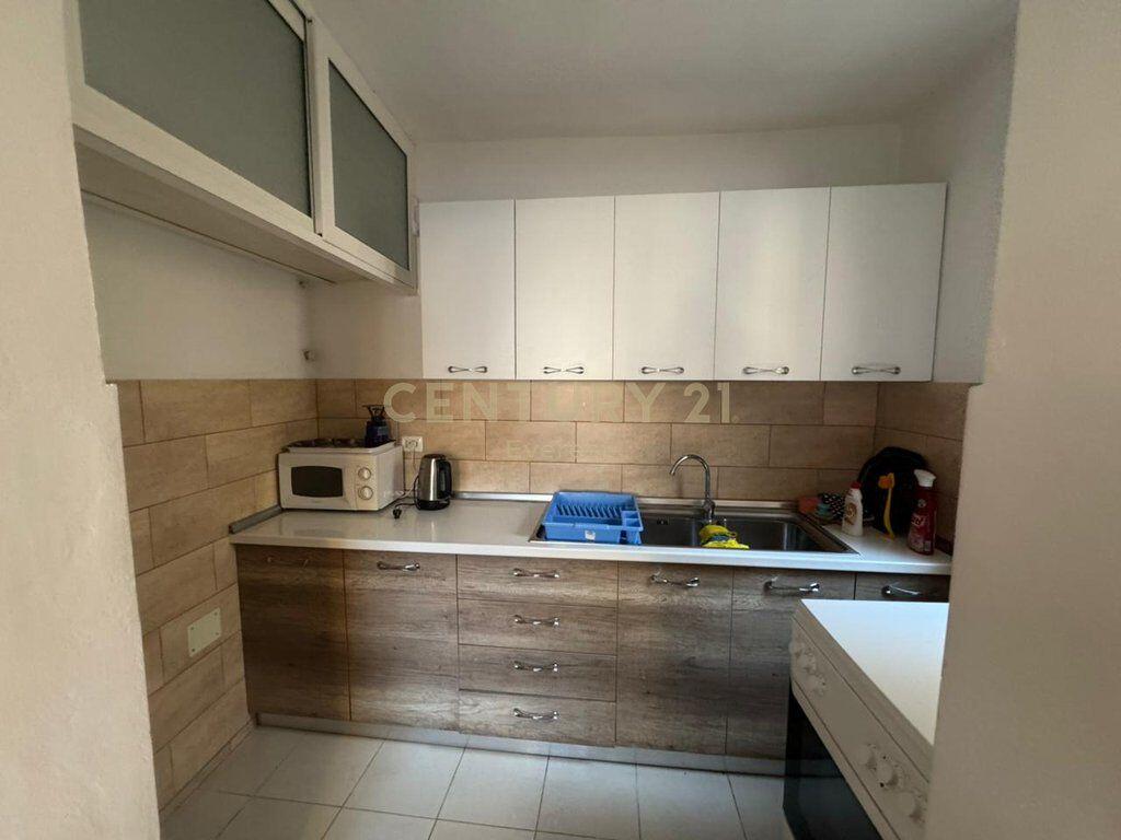 Rruga Fortuzi, Japim Apartamet 3+1 Per Qira