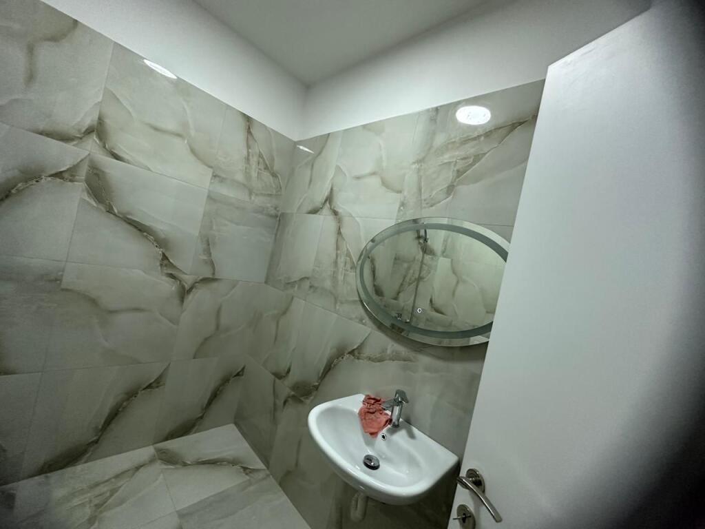 Jepet me qira apartament 1+1 📍 Grand Gallery, Yzberisht💶 Çmimi: 500 € / muaj