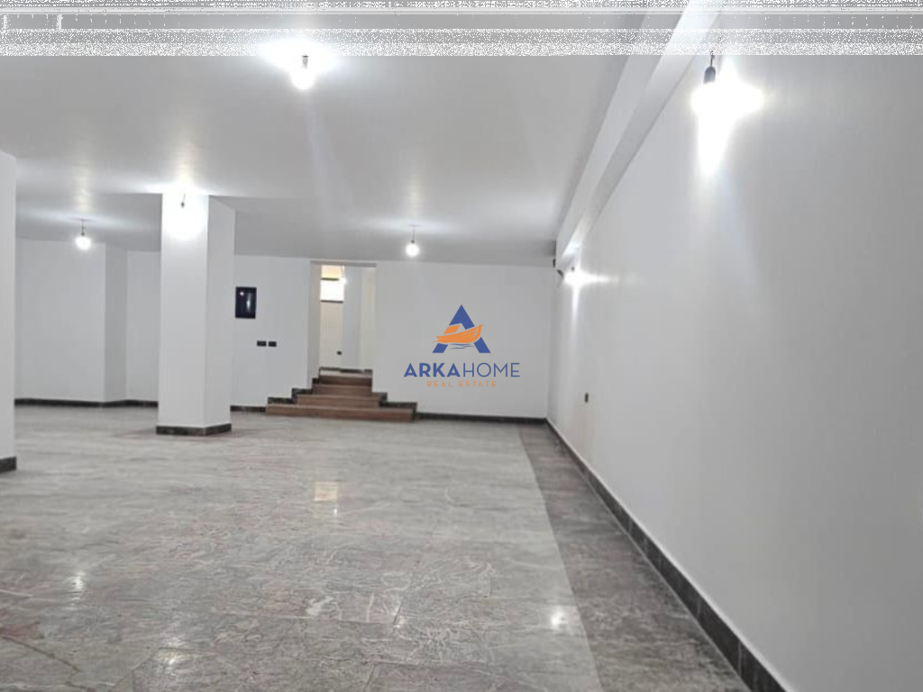 AFFITTASI LOCALE 200M2 "RRUGA SAMI FRASHERI , VICINO ALLA FARMACIA BLOK" 300.000 LEKE