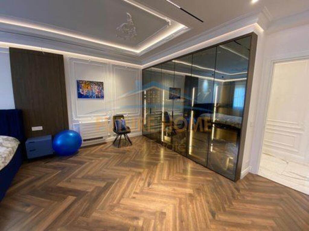 Shitet, Apartament 4+1+3+2Poste Parkimi, Rezidenca "EURO 3D", Tiranë.