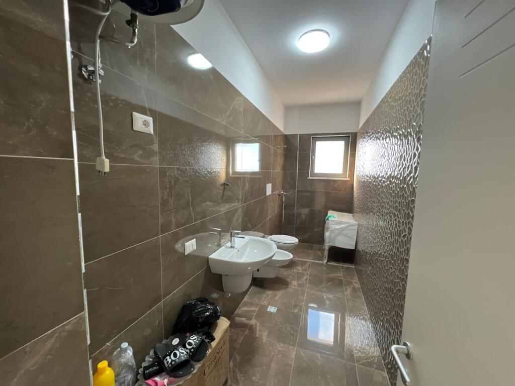 📣 QERA Apartament 3+1 Me 2 Tualete Dhe Ballkon 📍 Kompleksi Tower Bridge, Prane Komisariatit Nr. 4 ✨ 💶 Cmimi 600 Euro
