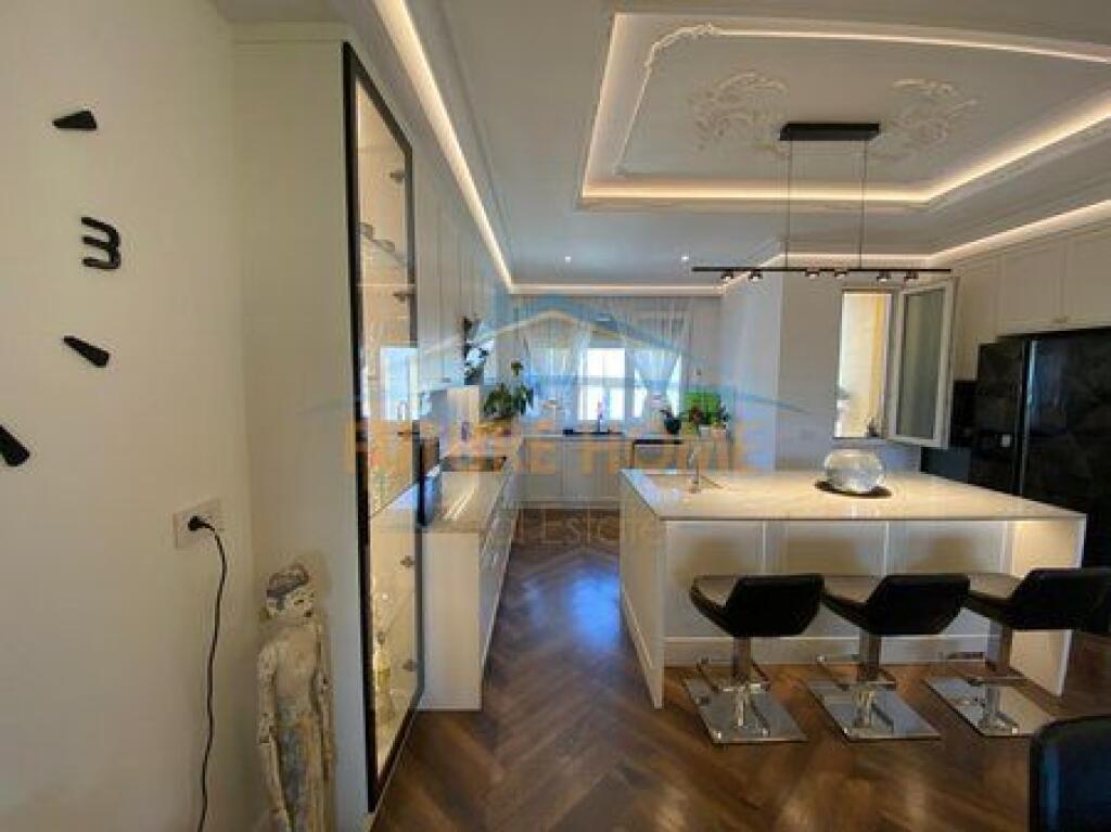 Shitet, Apartament 4+1+3+2Poste Parkimi, Rezidenca "EURO 3D", Tiranë.