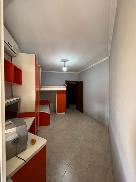 Shitet apartament 2+1 ne Astir prane "Boheme Bar".