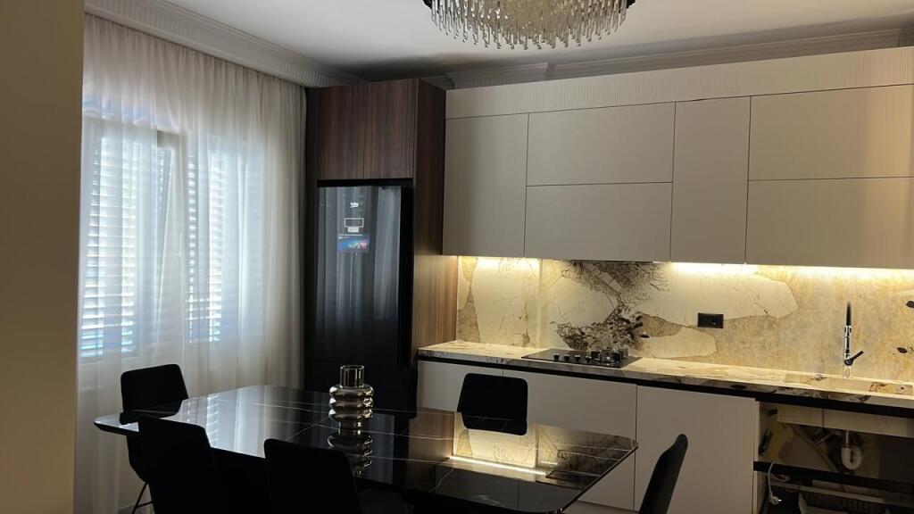 Affittasi appartamento 2+1+2 con 2 balconi – Spiaggia, Durrës