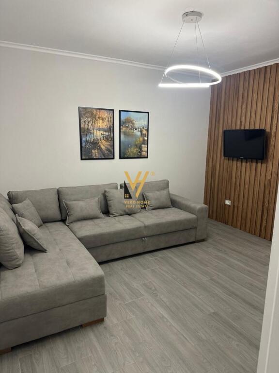 JEPET APARTAMENT 1+1 ME QERA TE SHKOLLA E KUQE 570 EURO