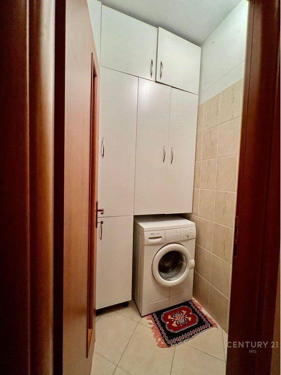 Shitet apartament me verandë tek Garda e Republikës