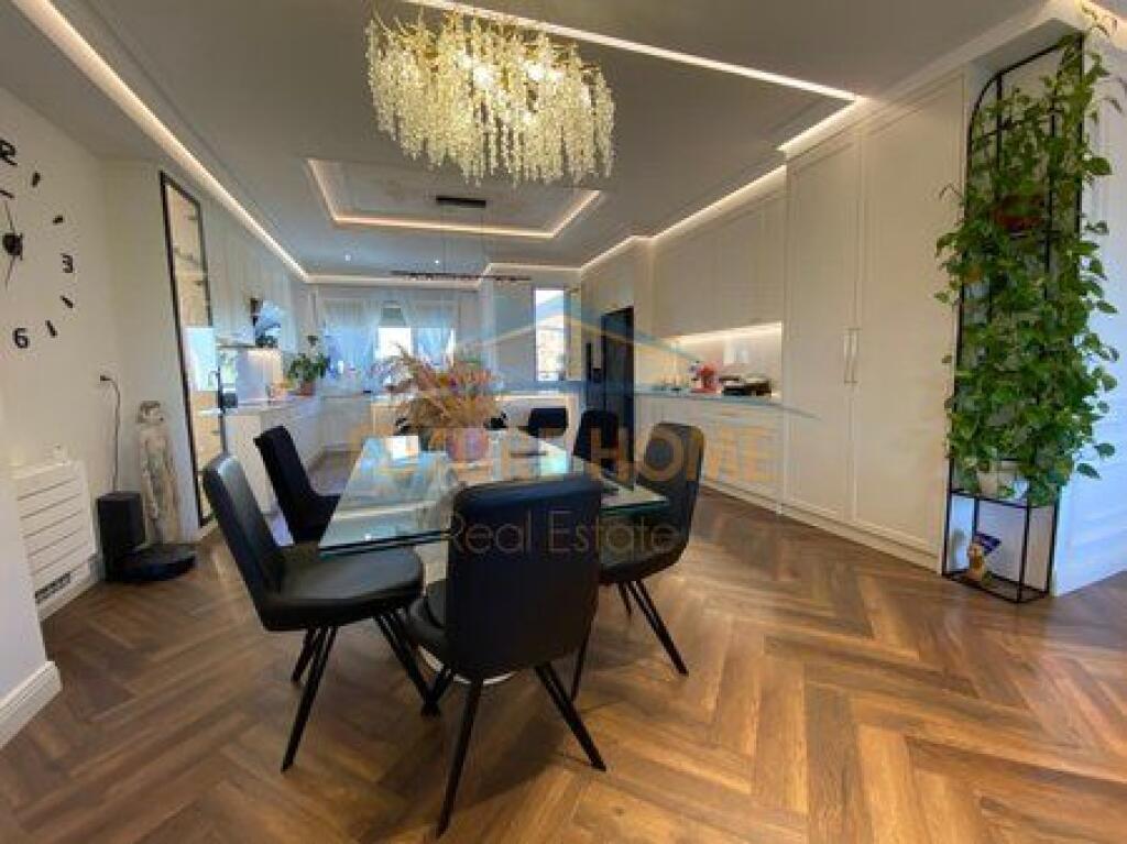 Shitet, Apartament 4+1+3+2Poste Parkimi, Rezidenca "EURO 3D", Tiranë.