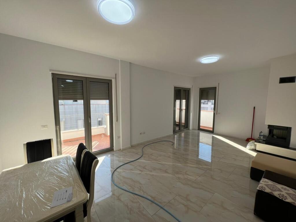 📣 QERA Apartament 3+1 Me 2 Tualete Dhe Ballkon 📍 Kompleksi Tower Bridge, Prane Komisariatit Nr. 4 ✨ 💶 Cmimi 600 Euro