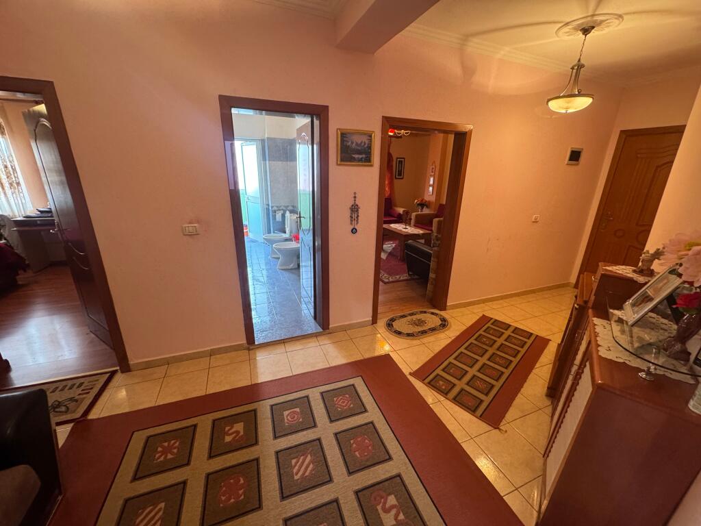 Shitet Apartament 2+1 – Lagjja 10, pranë Drejtorisë së Transportit Rrugor, Korçë