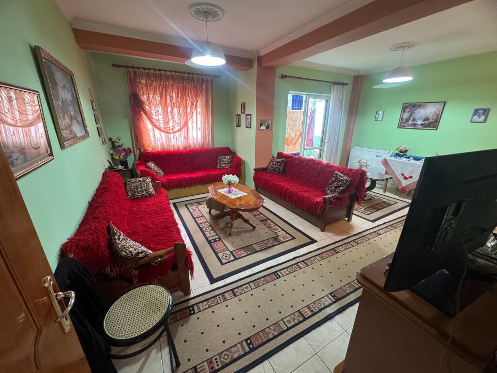 Shitet Apartament 2+1 – Lagjja 10, pranë Drejtorisë së Transportit Rrugor, Korçë
