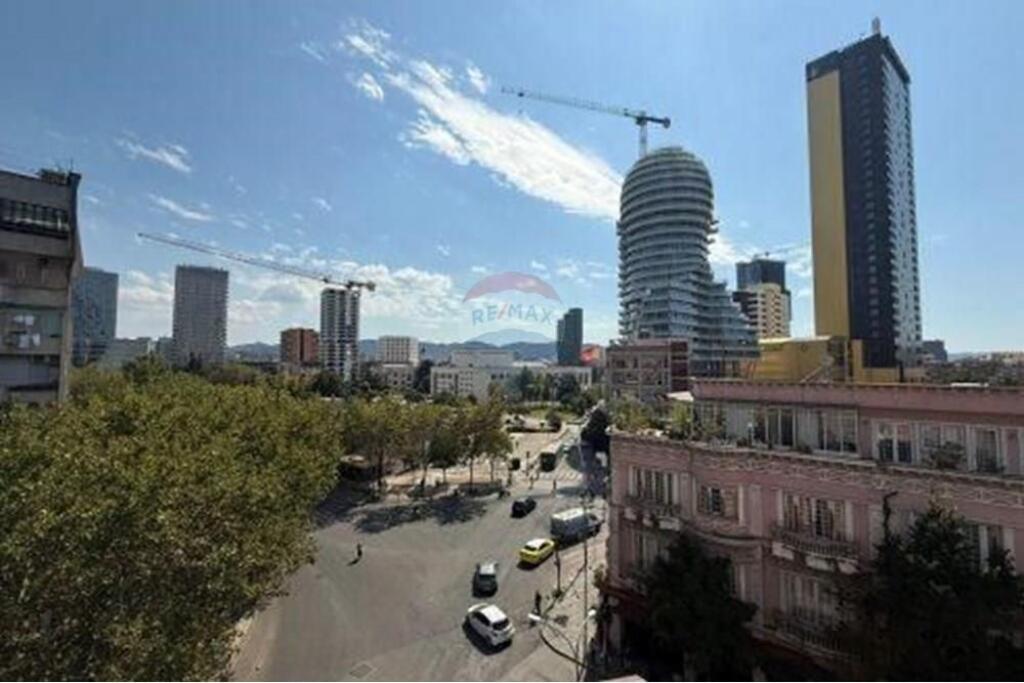 Apartament 2+1+2 ne shitje te Rruga e Barrikadave!