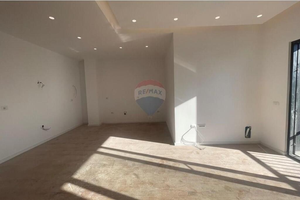 Apartament 2+1+2 ne shitje te Rruga e Barrikadave!