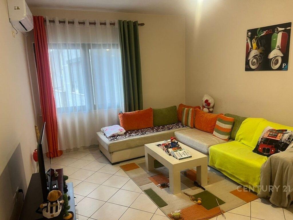 Offriamo un appartamento in vendita vicino ai palazzi Cabej, a Yzberisht