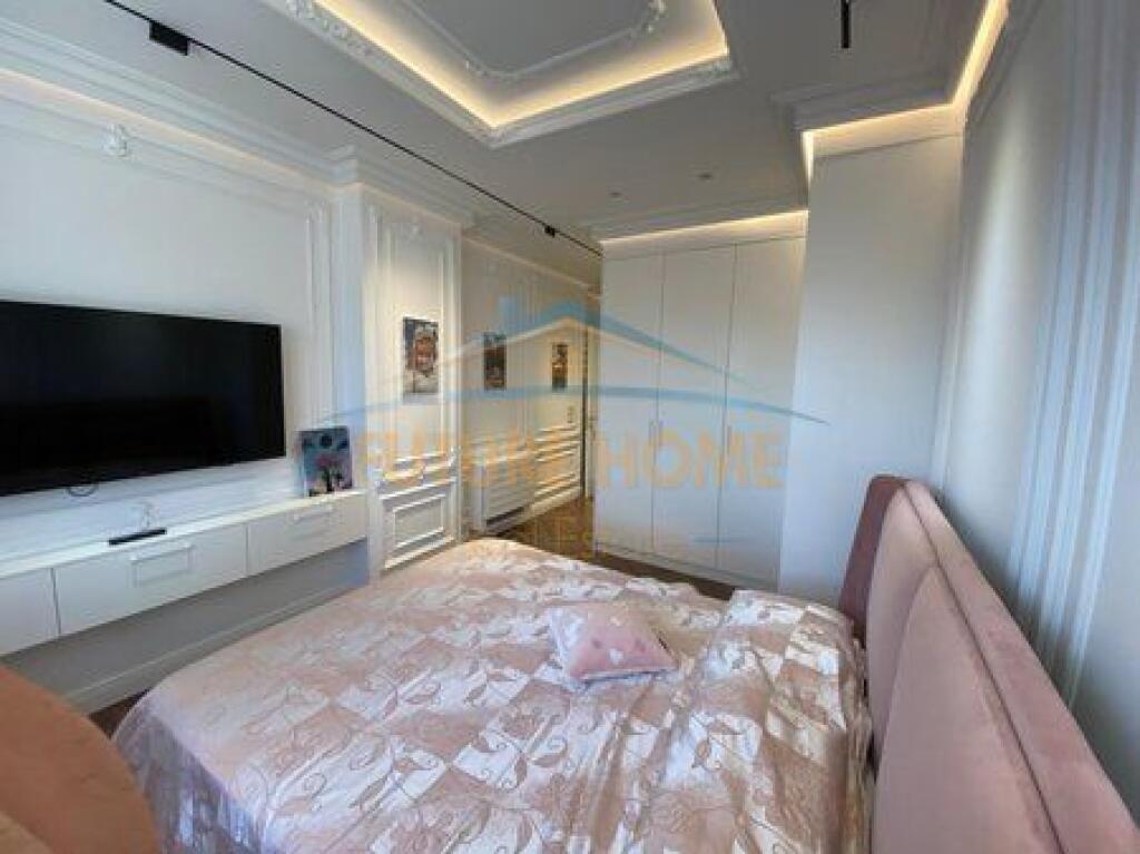 Shitet, Apartament 4+1+3+2Poste Parkimi, Rezidenca "EURO 3D", Tiranë.