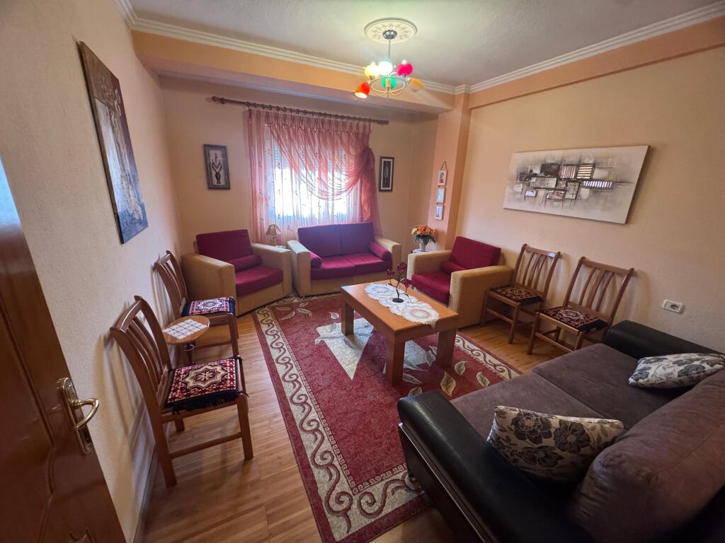 Shitet Apartament 2+1 – Lagjja 10, pranë Drejtorisë së Transportit Rrugor, Korçë