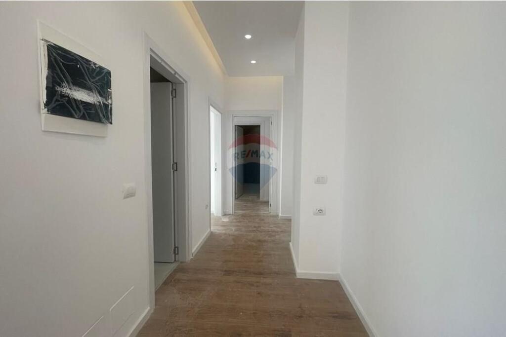 Apartament 2+1+2 ne shitje te Rruga e Barrikadave!