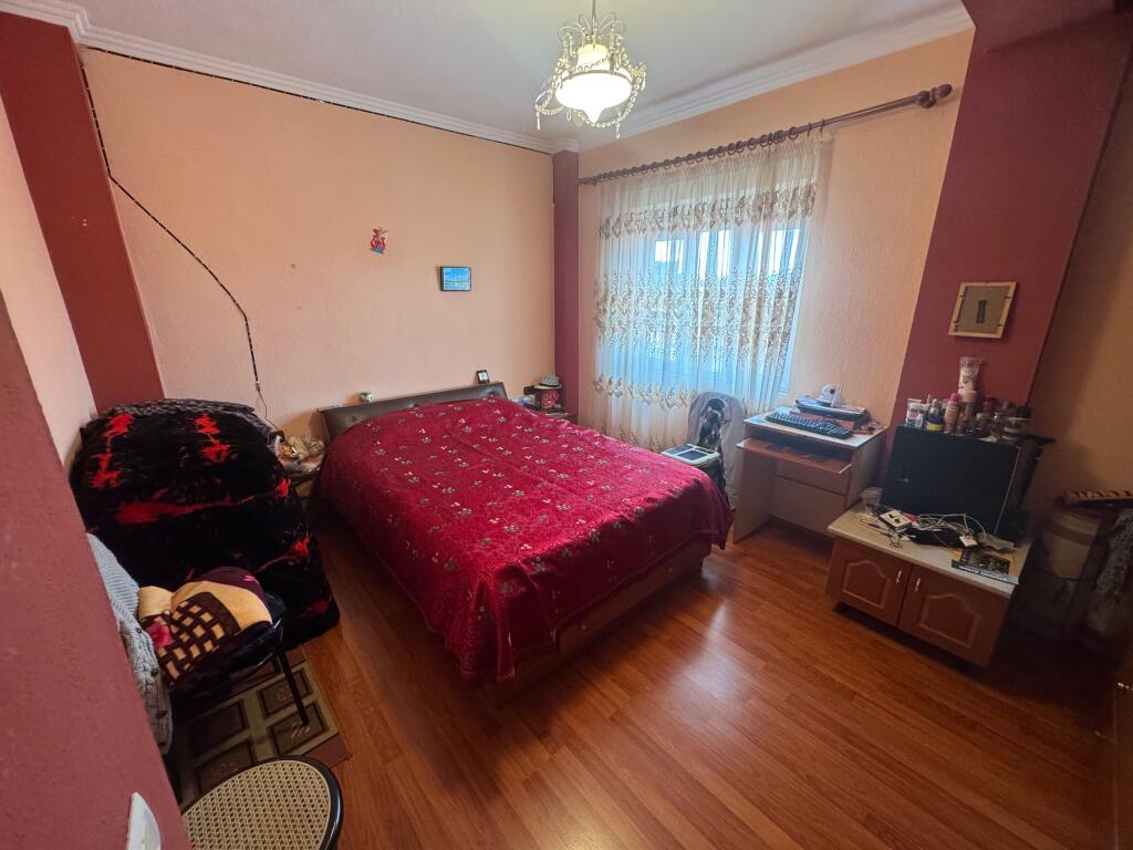Shitet Apartament 2+1 – Lagjja 10, pranë Drejtorisë së Transportit Rrugor, Korçë