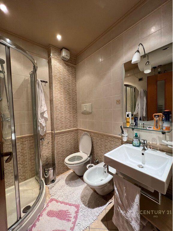 Shitet apartament me verandë tek Garda e Republikës