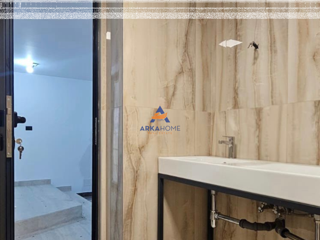 AFFITTASI LOCALE 200M2 "RRUGA SAMI FRASHERI , VICINO ALLA FARMACIA BLOK" 300.000 LEKE