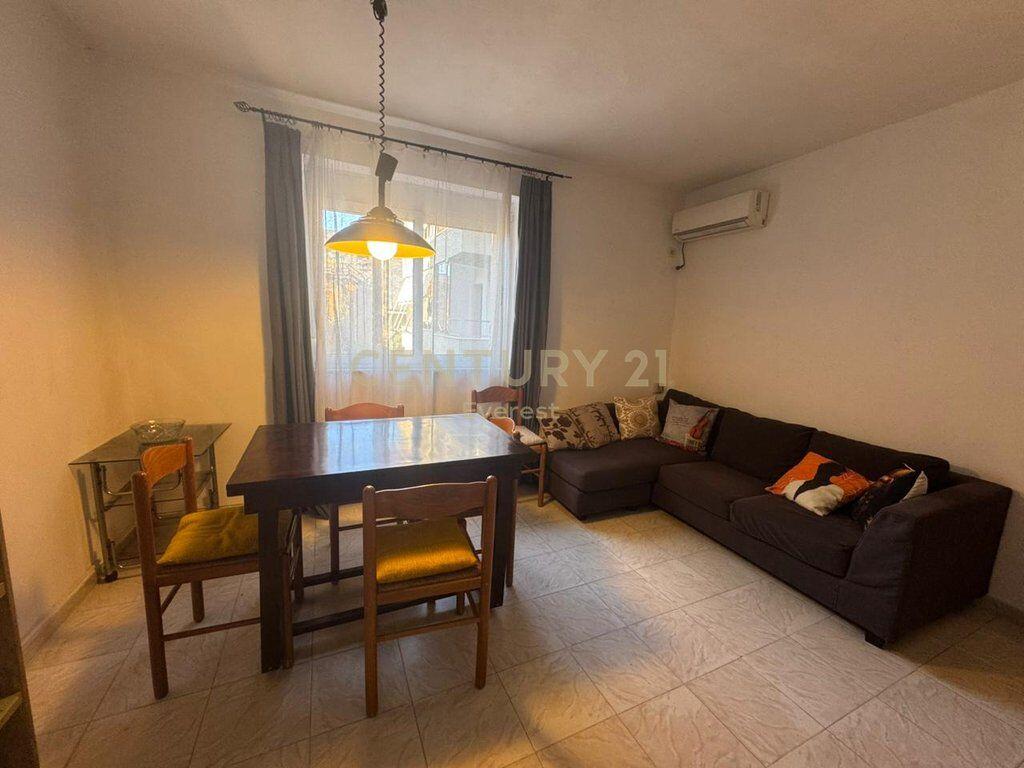 Rruga Fortuzi, Japim Apartamet 3+1 Per Qira