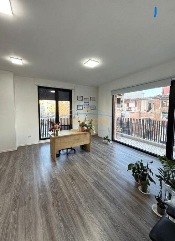 Shitet, Apartament 1+1+Post parkimi, Rruga Qemal Stafa, Tiranë