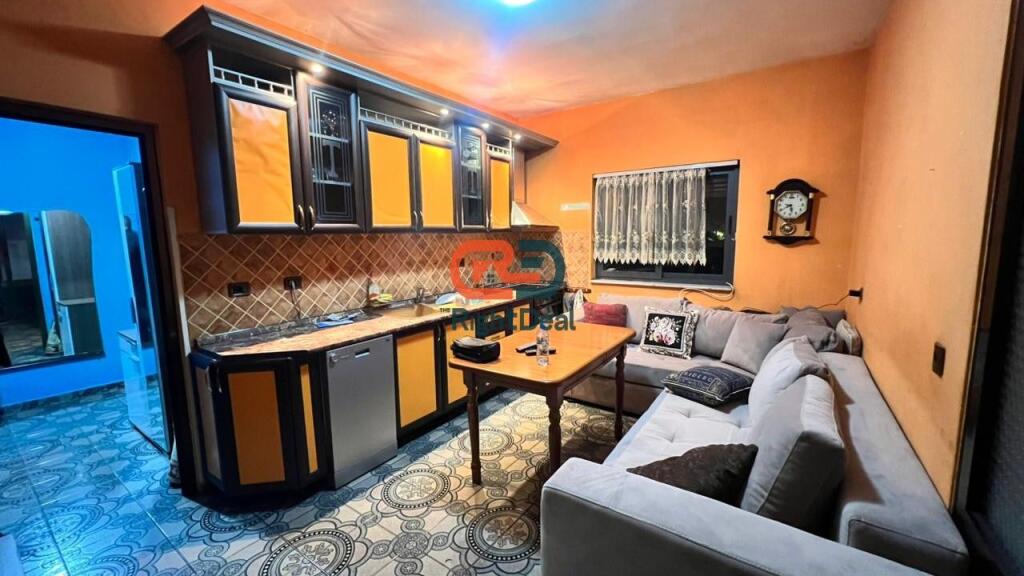 Ne Laprake, Jepet Me Qira Apartament 2+1 I Mobiluar!!!