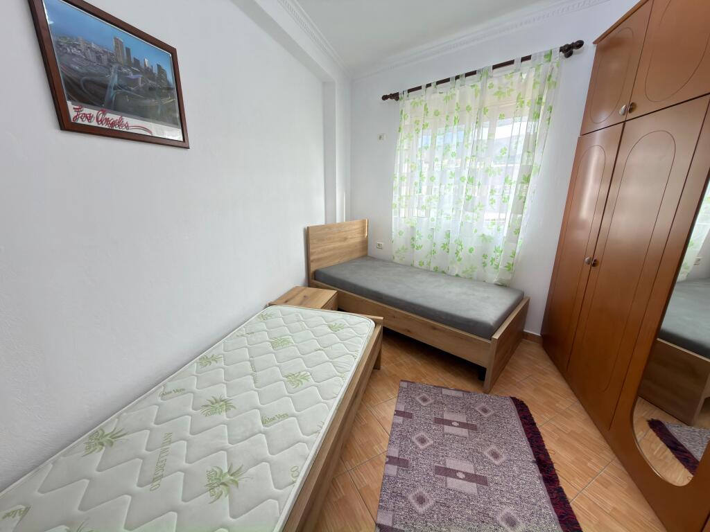 🏡 Appartamento 2+1+2 in affitto 📍 Fresk, Via Shefqet Kuka, vicino all'Istituto di Fisica Nucleare💶 Prezzo: 40.000 lek al mese
