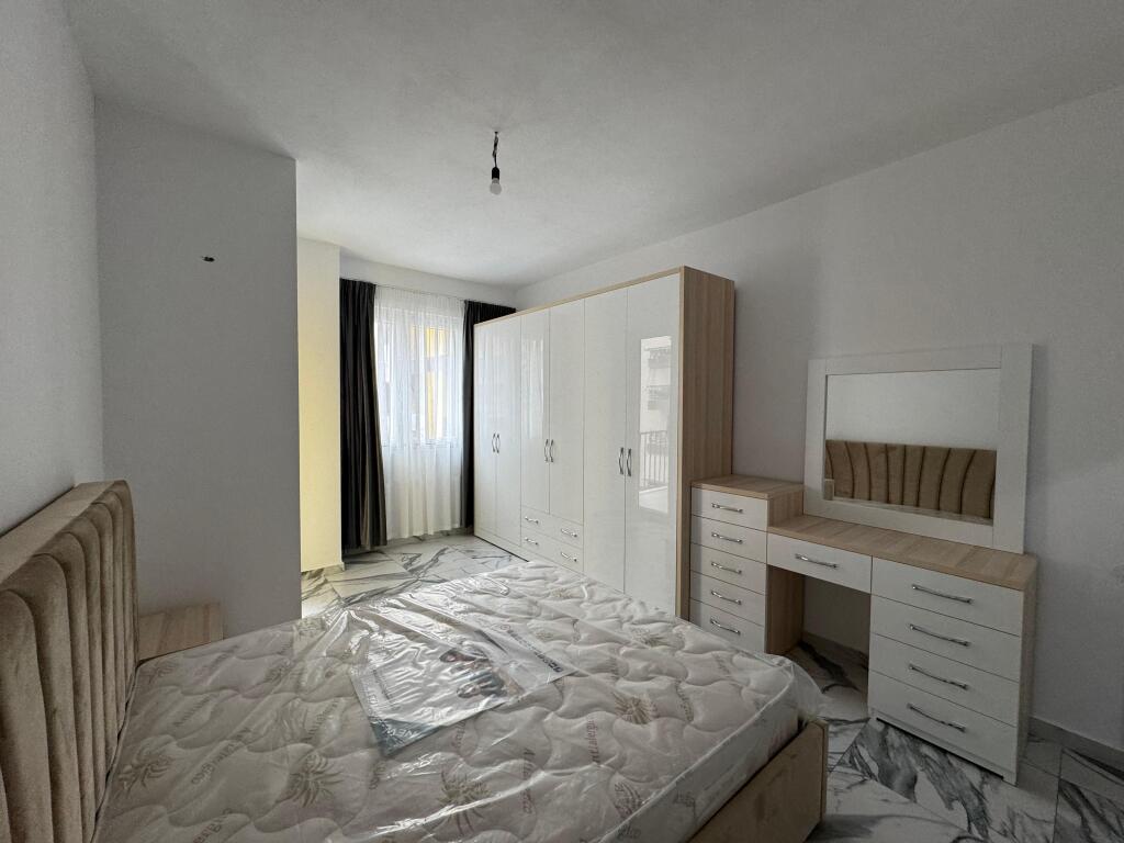 Affitto, Appartamento 2+1 Indirizzo: Complesso Grand Gallery, Yzberisht 2° piano, nuovo edificio con 4 ascensori Appena arredato Prezzo 50.000 lek nuovi