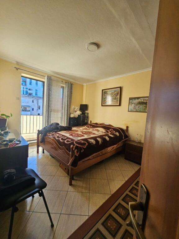 Shitet Apartament 1+1 – Përballë Shkollës “Bajram Curri”