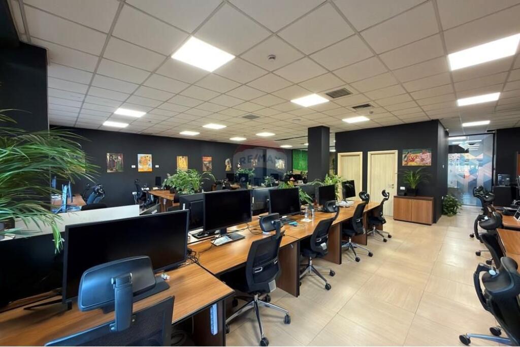 Zyre 230m2 per qira, Rruga e Kavajes!