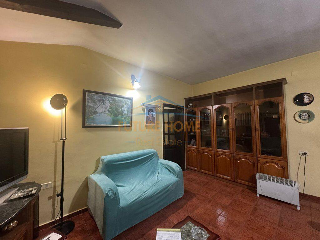 Shitet, Apartament 3+1+2, Rruga 4 Deshmorët, Tiranë. .