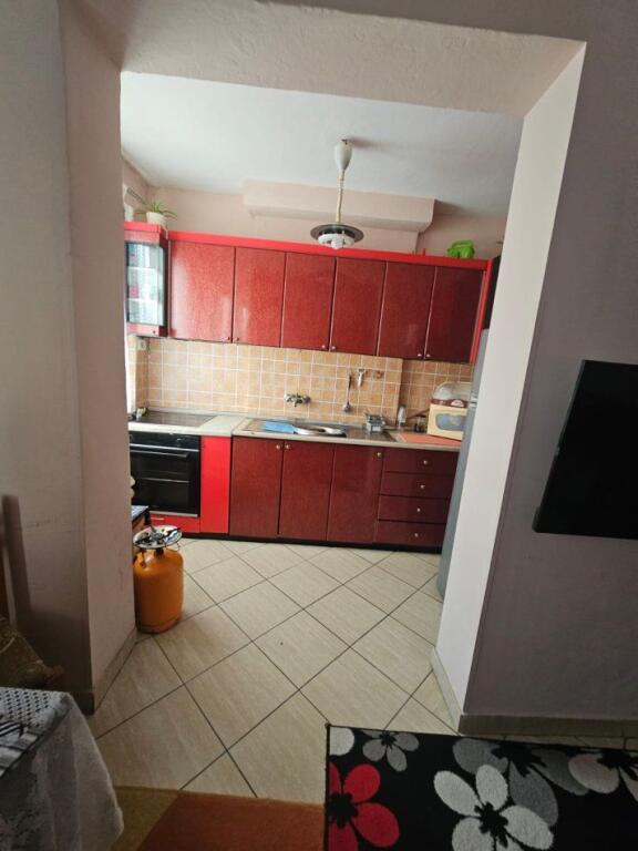 Shitet Apartament 1+1 – Përballë Shkollës “Bajram Curri”