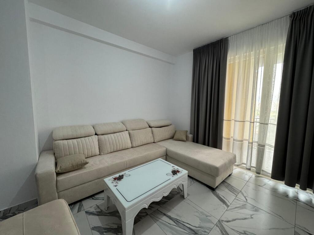 Affitto, Appartamento 2+1 Indirizzo: Complesso Grand Gallery, Yzberisht 2° piano, nuovo edificio con 4 ascensori Appena arredato Prezzo 50.000 lek nuovi