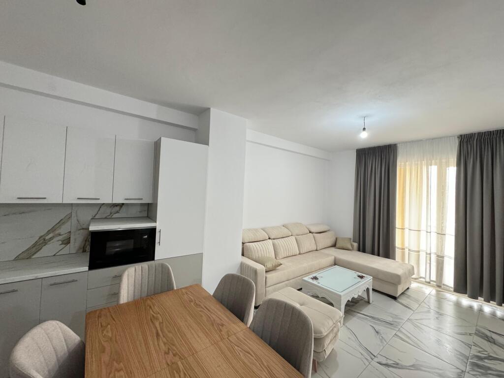 Affitto, Appartamento 2+1 Indirizzo: Complesso Grand Gallery, Yzberisht 2° piano, nuovo edificio con 4 ascensori Appena arredato Prezzo 50.000 lek nuovi