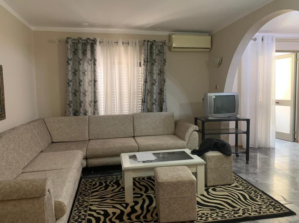 JEPET ME QIRA | Apartament 2+1+ 2 – Rruga Fortuzi, Tiranë